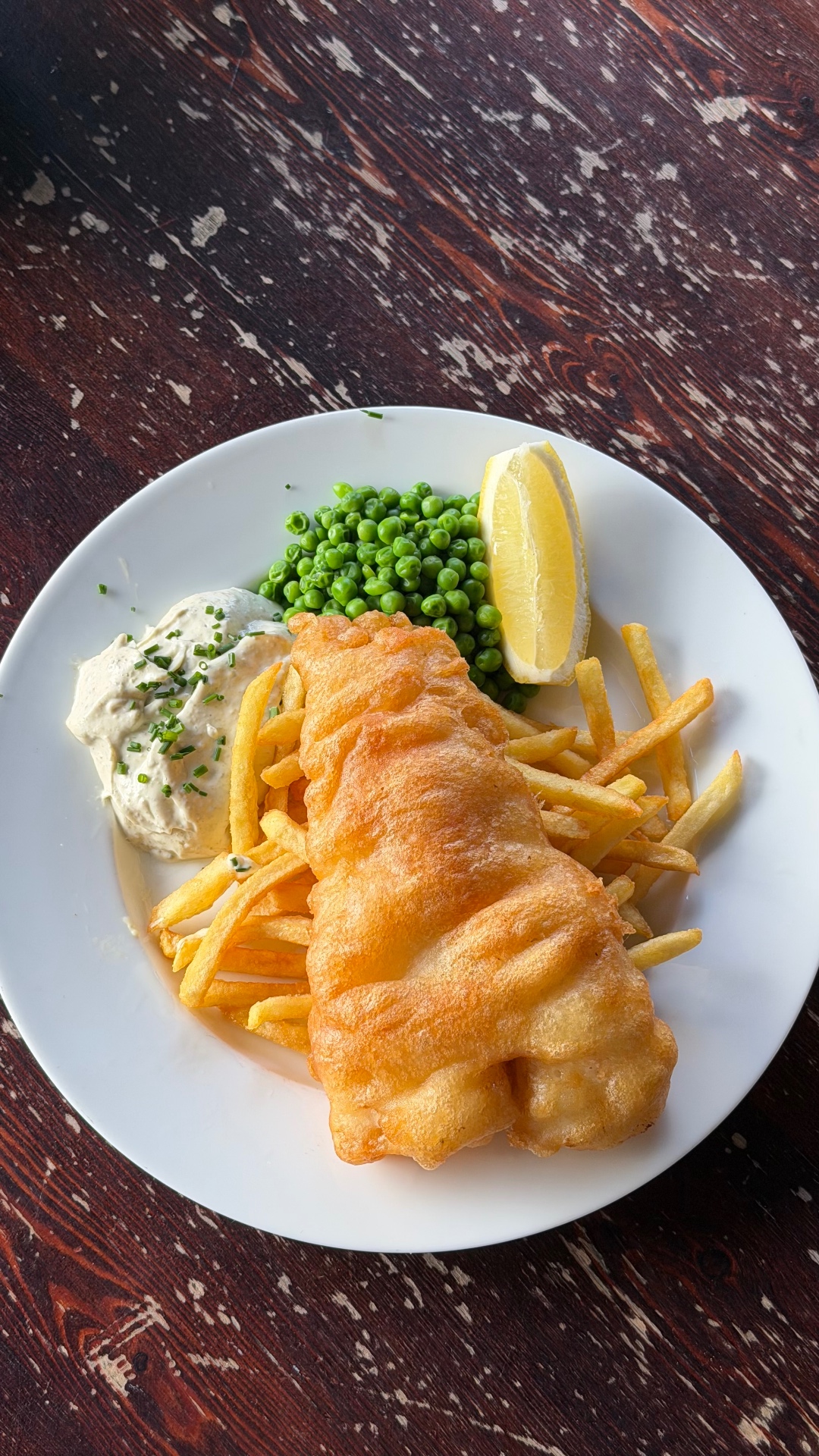 Fish & chips with peas, tartare and lemon